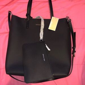 ✨✨Brand new authentic mk tote 👜 & wristlet set✨✨